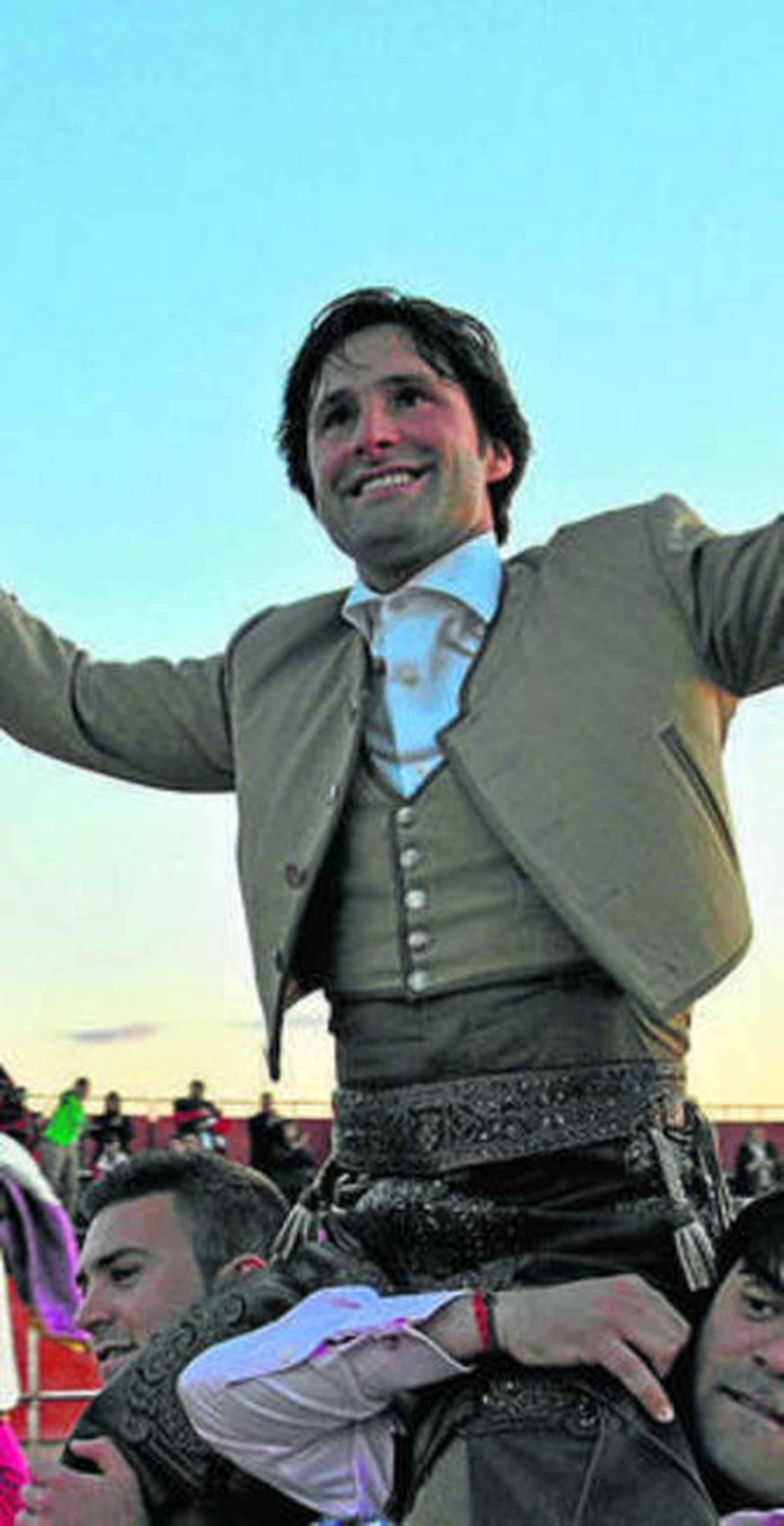 Andrés Romero saliendo a hombros.