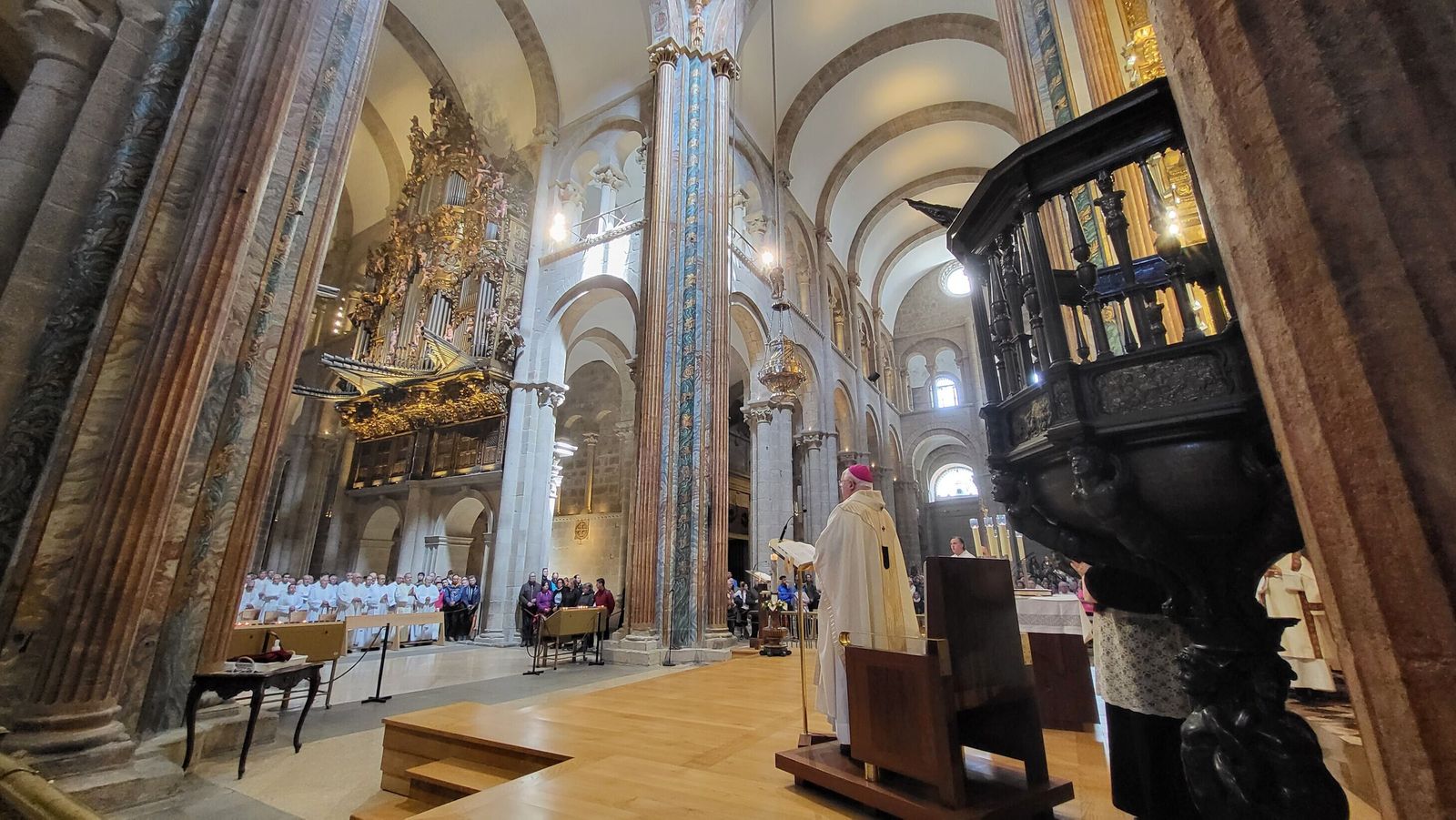 Interior de la Catedral de Santiago durante la celebración de un acto litúrgico.