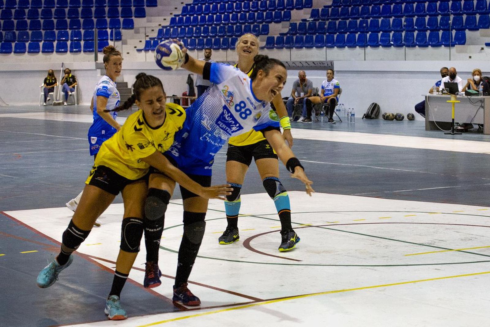 Lance del partido celebrado en Lanzarote.