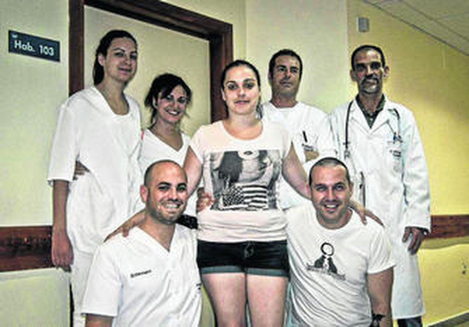 La directora Nuria Campos con el elenco de actores que participan en el corto.