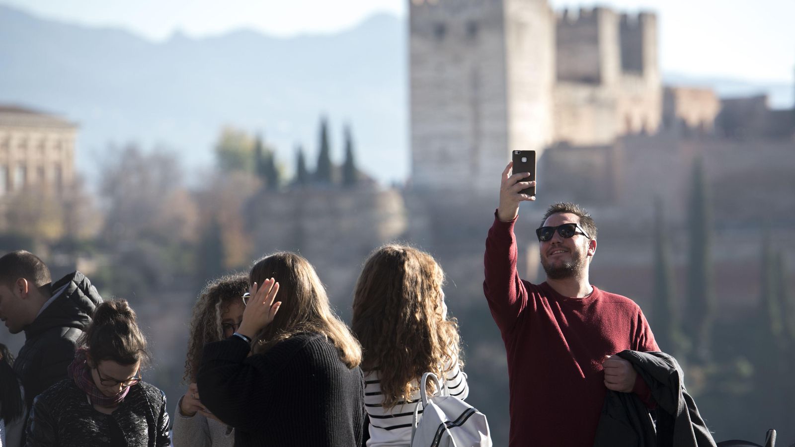 Un turista se hace un selfie frente a la Alhambra desde el Mirador de San Nicolás