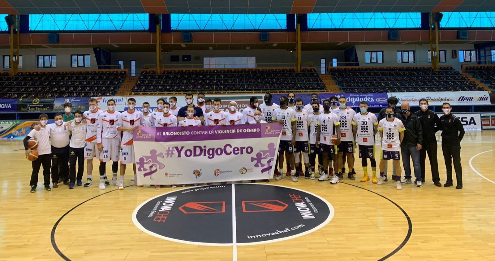 Zamora y Udea posan con una pancarta contra la violencia de género.