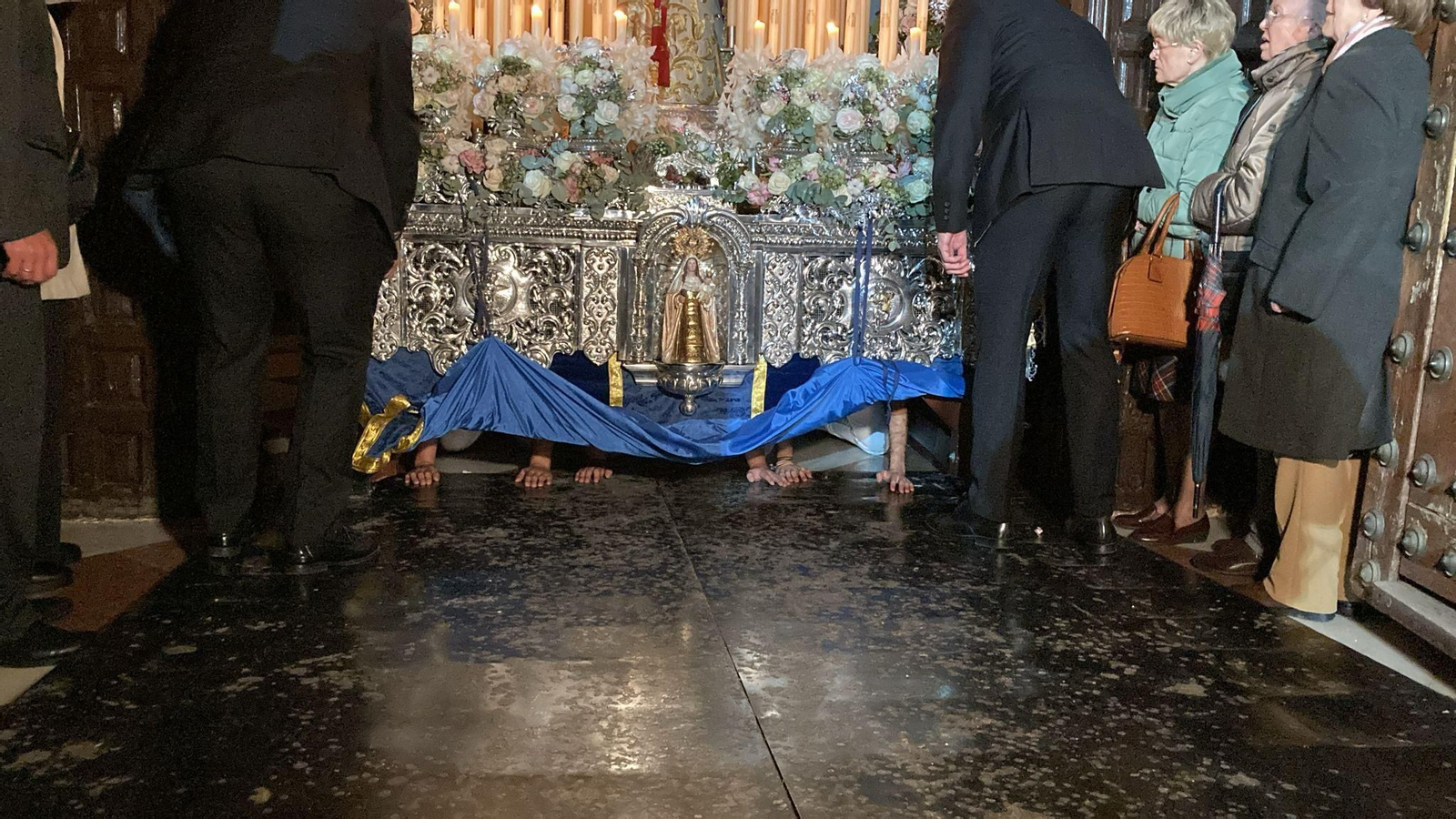 Martes Santo en Montoro: Una multitud arropa a la Hermandad de la Humildad, en imágenes