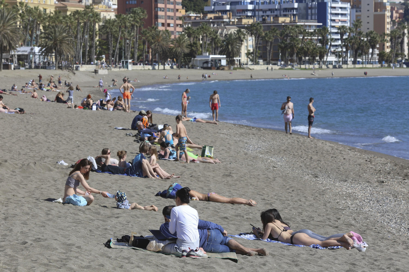 Las fotos de las playas de Málaga ante un calor que "no es normal"