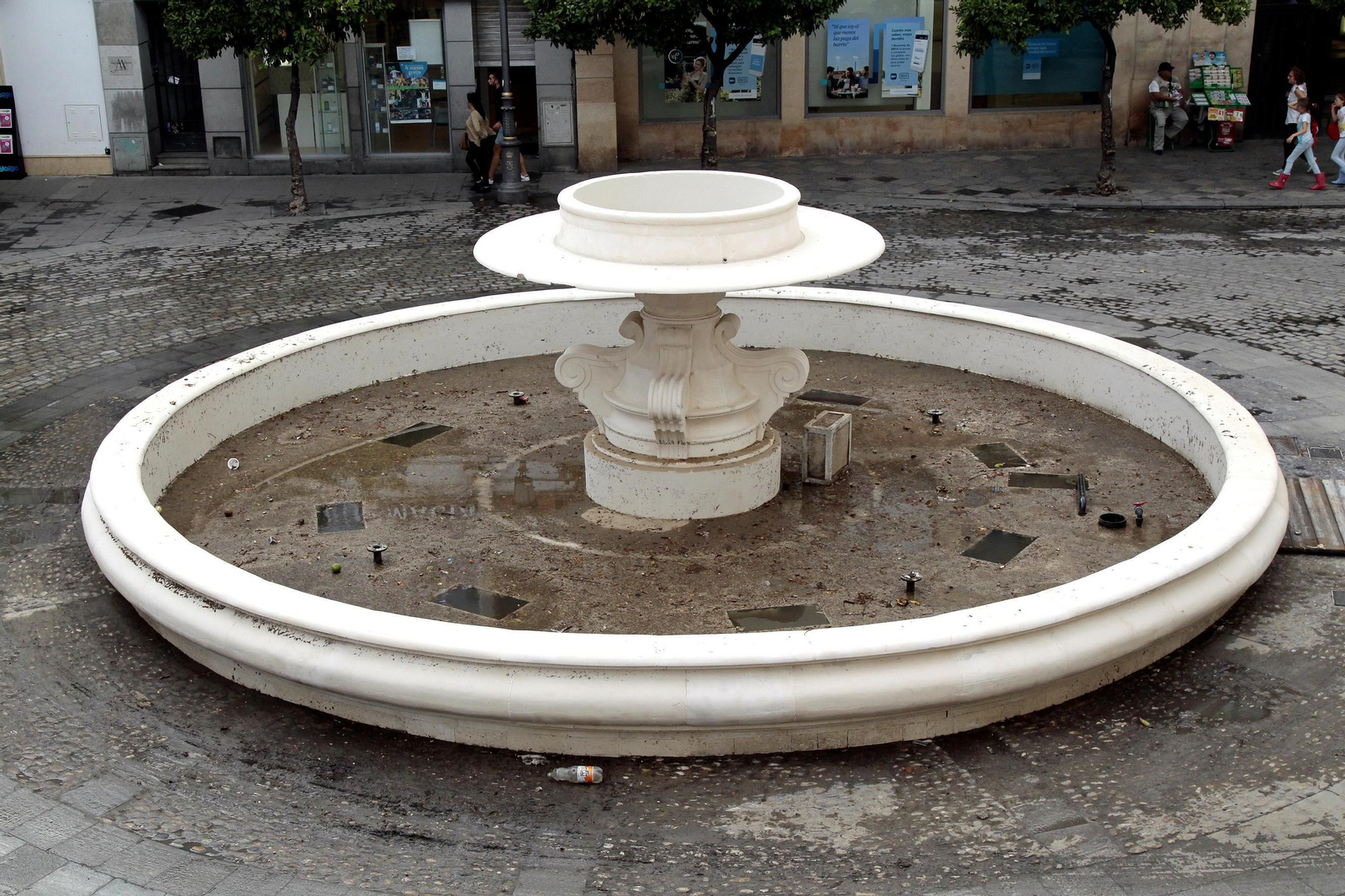 Estado que presentaba la fuente ayer tras las intensas lluvias.