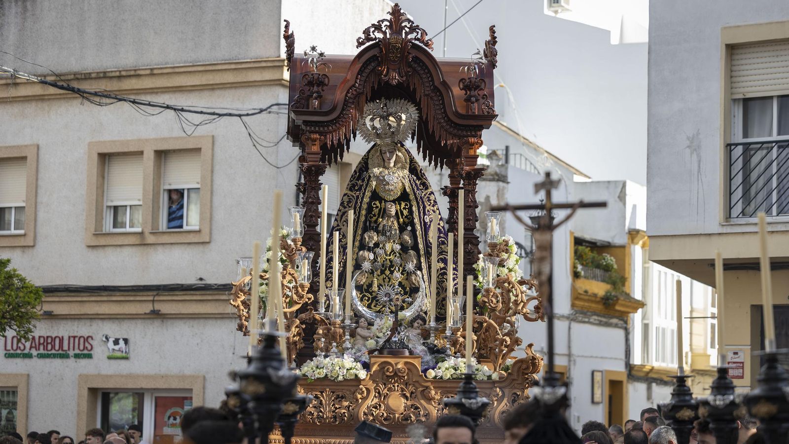 La Virgen de los Dolores de Servitas, bajo su templete.