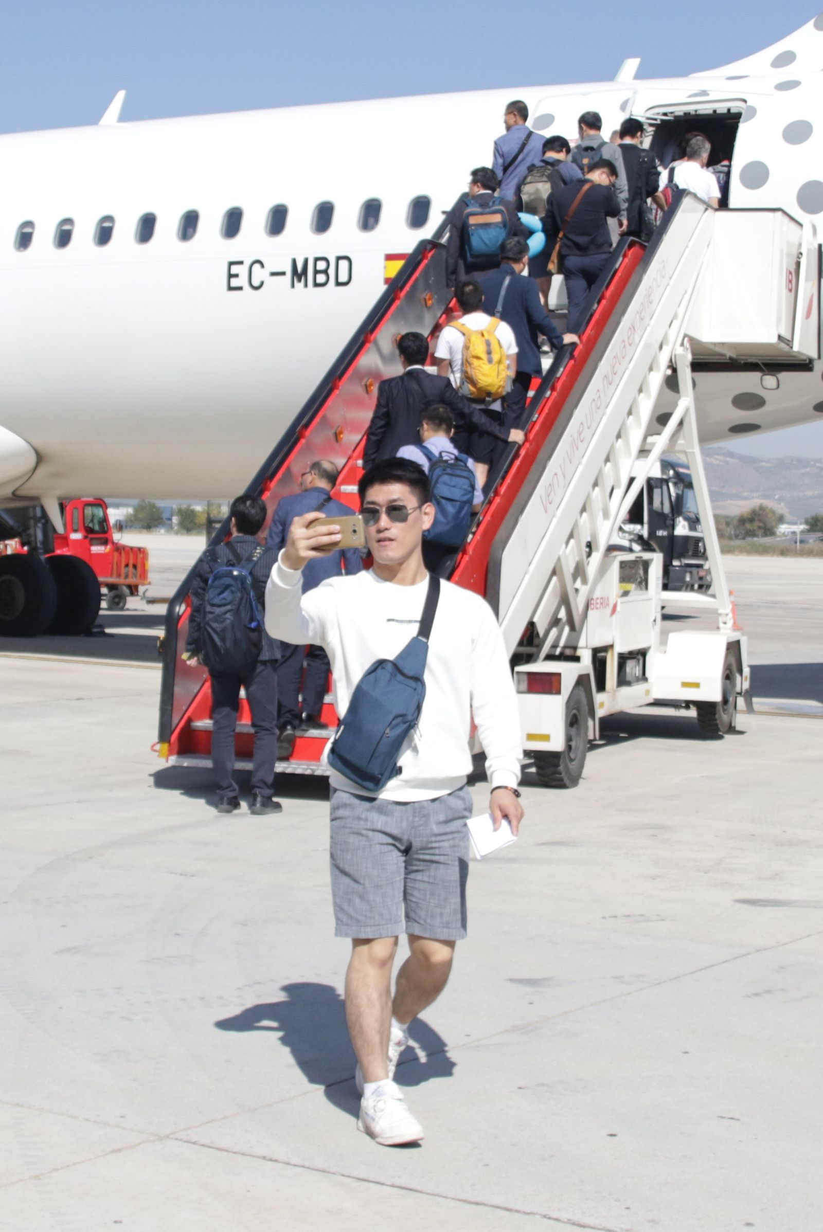 Un turista inmortaliza con su teléfono móvil sus últimos momentos en Granada antes de embarcar en un vuelo.