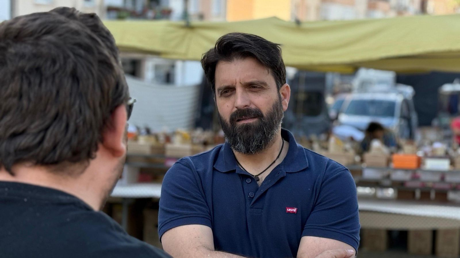 Rojas conversa con un vendedor ambulante