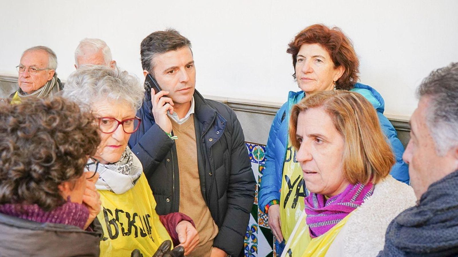 Jorge Saavedra, con los activistas en el Patio del Ayuntamiento.
