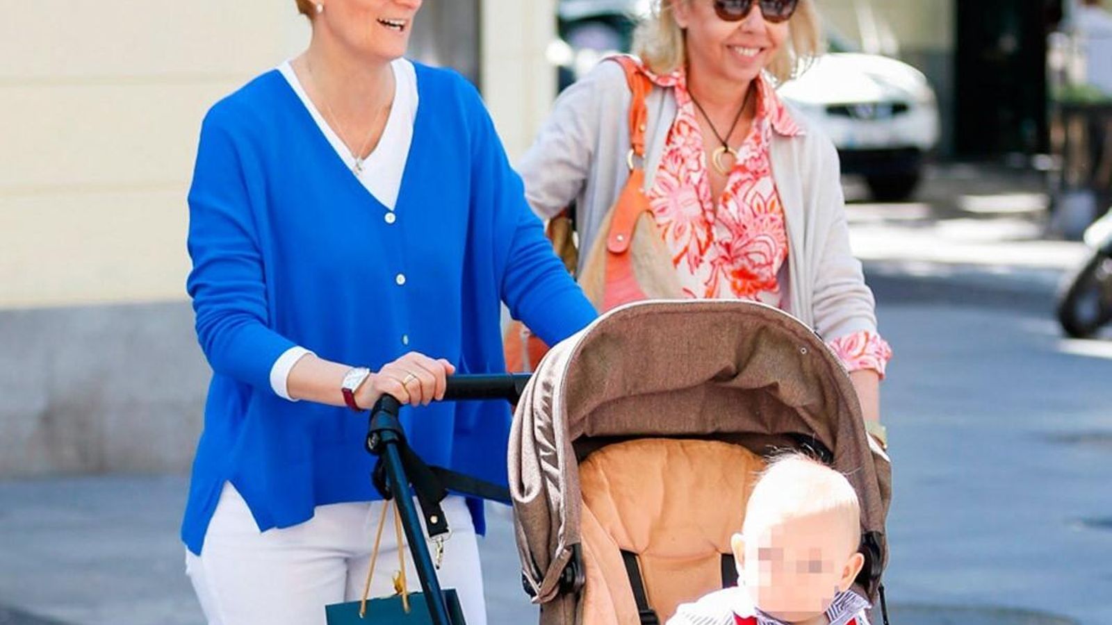 María Zurita con su hijo Carlos, de paseo cuando era pequeño.