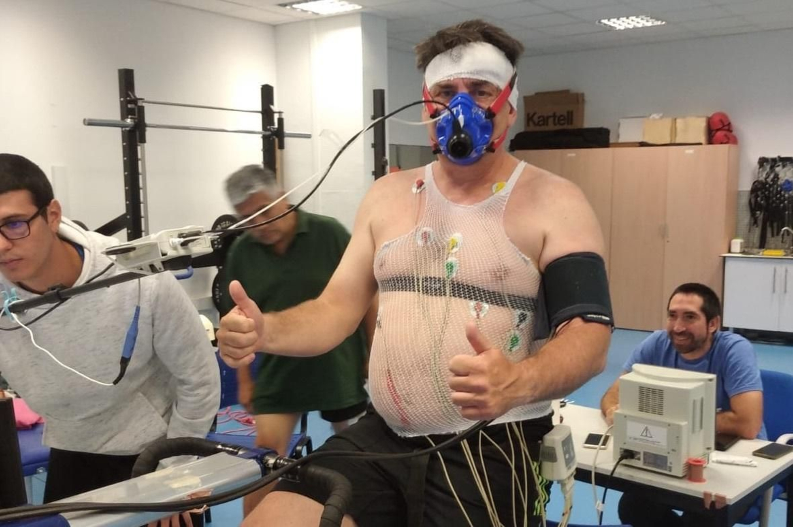 Uno de los voluntarios se somete a una prueba de esfuerzo.