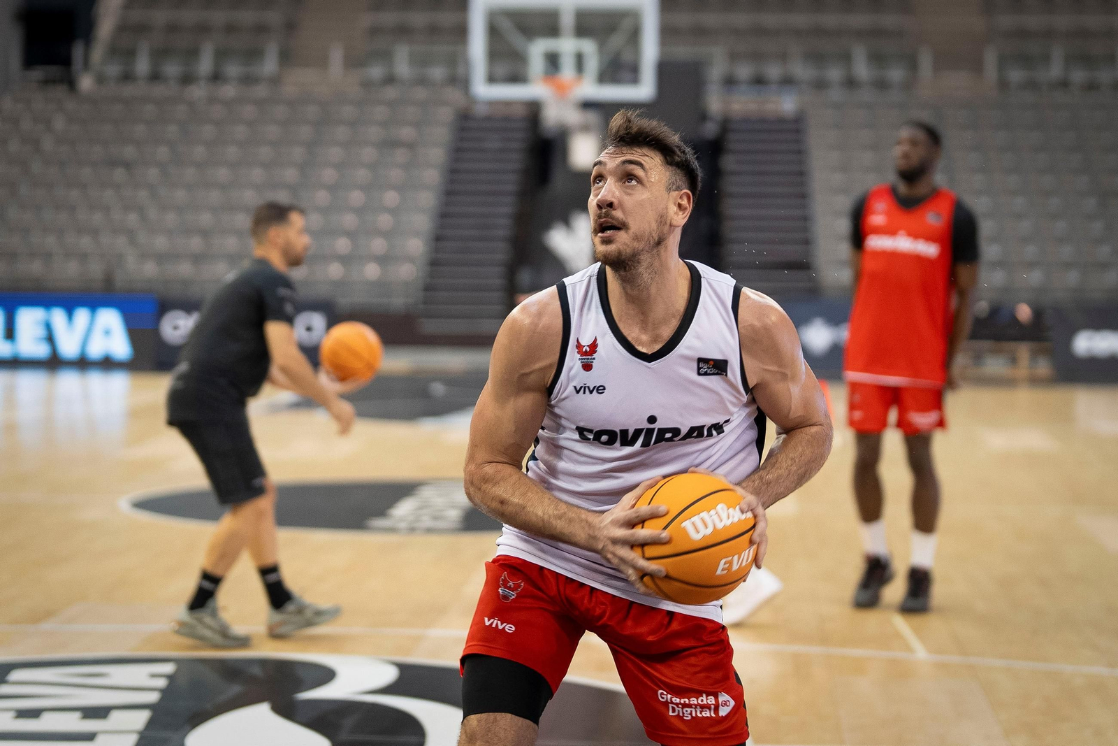 Las imágenes del entreno a puerta abierta del Covirán Granada en el Palacio