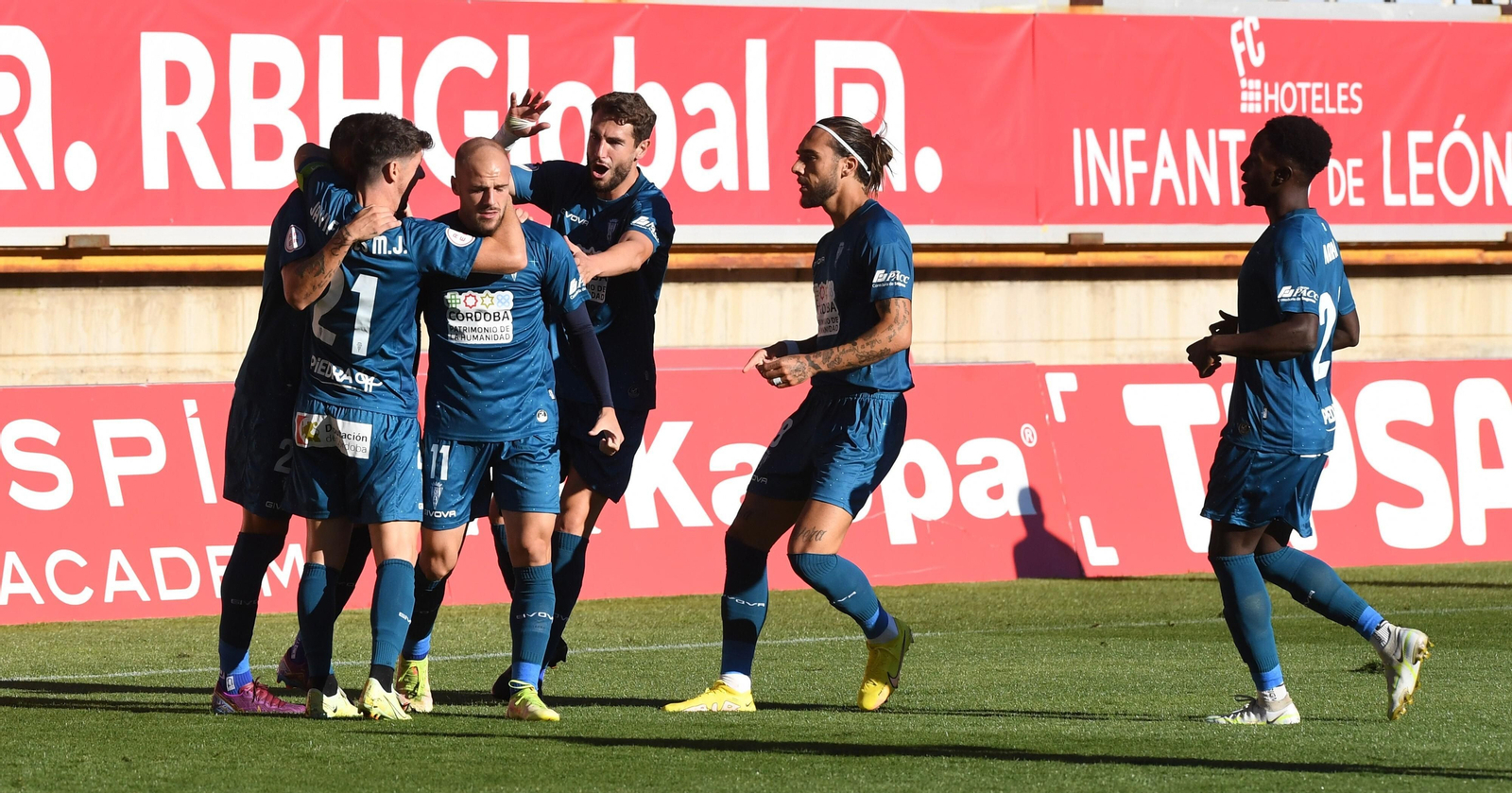 Los jugadores del Córdoba CF felicitan a Sergio Benito tras su gol en León. Los jugadores del Córdoba CF felicitan a Sergio Benito tras su gol en León.