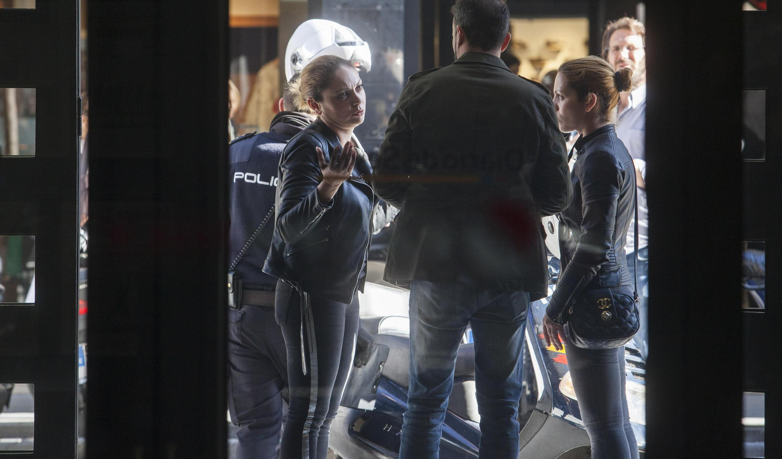 La Policía Nacional identifica a dos jóvenes sospechosas de cometer hurtos en el centro de Sevilla, en una imagen reciente.