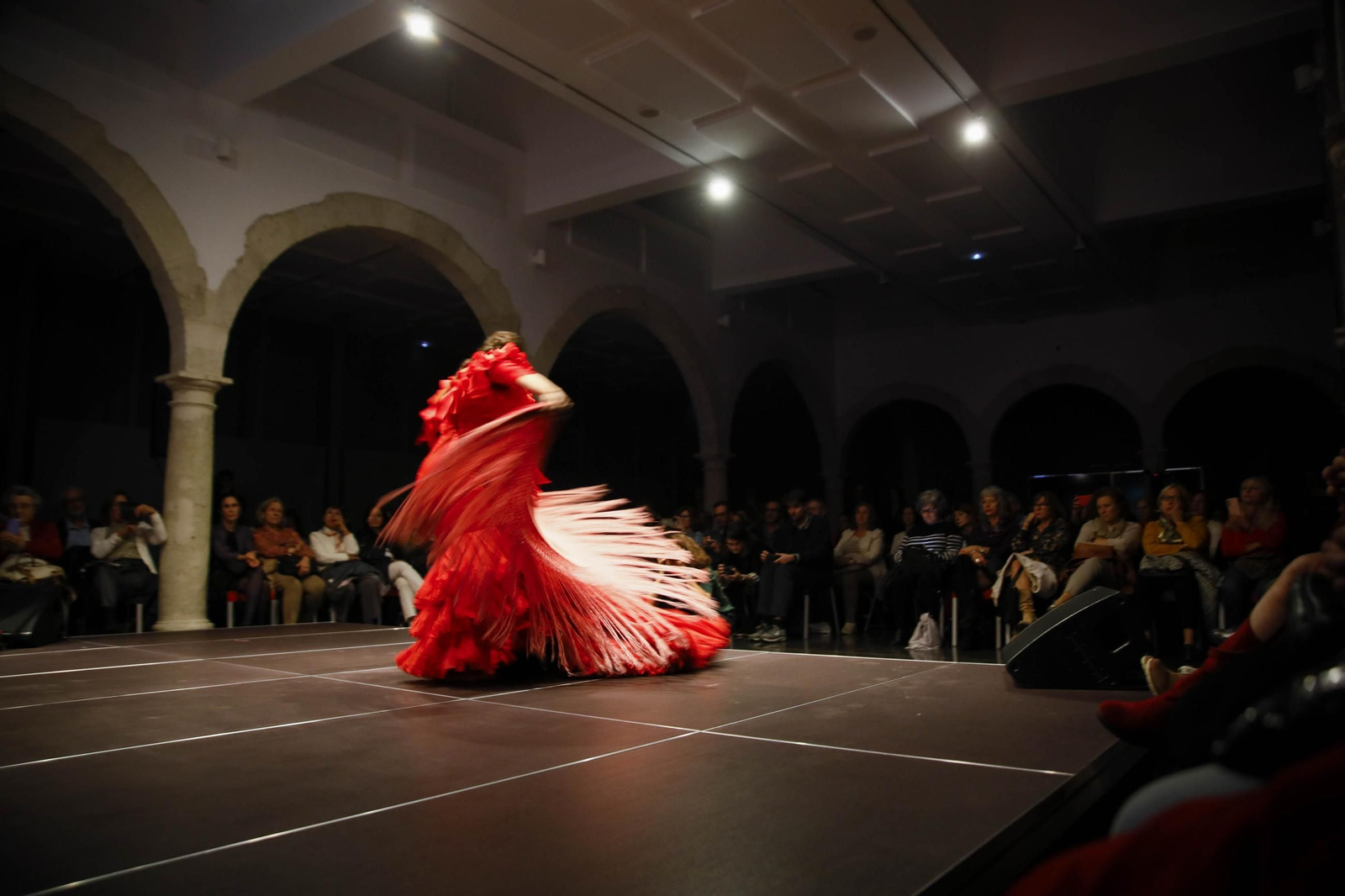 El Centro Andaluz de la Fotografía de Almería presenta el calendario 2025 con la actuación de la bailaora María Moreno, en imágenes