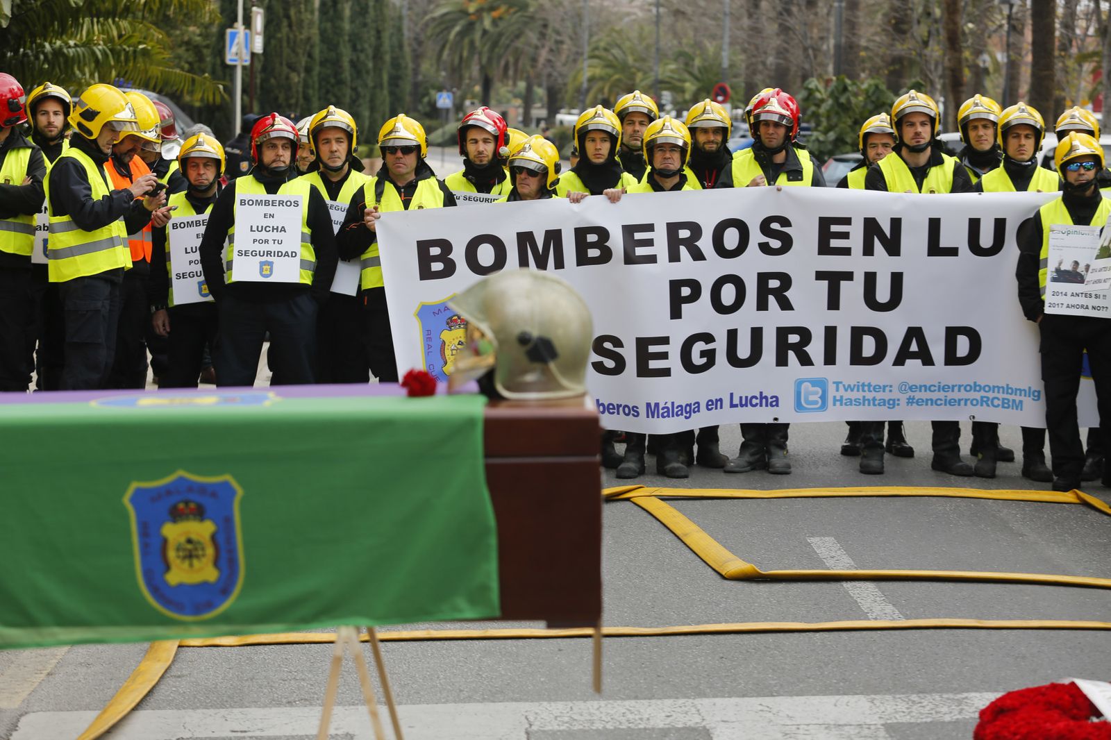 Las imágenes de la 'marcha fúnebre' de los bomberos en Málaga
