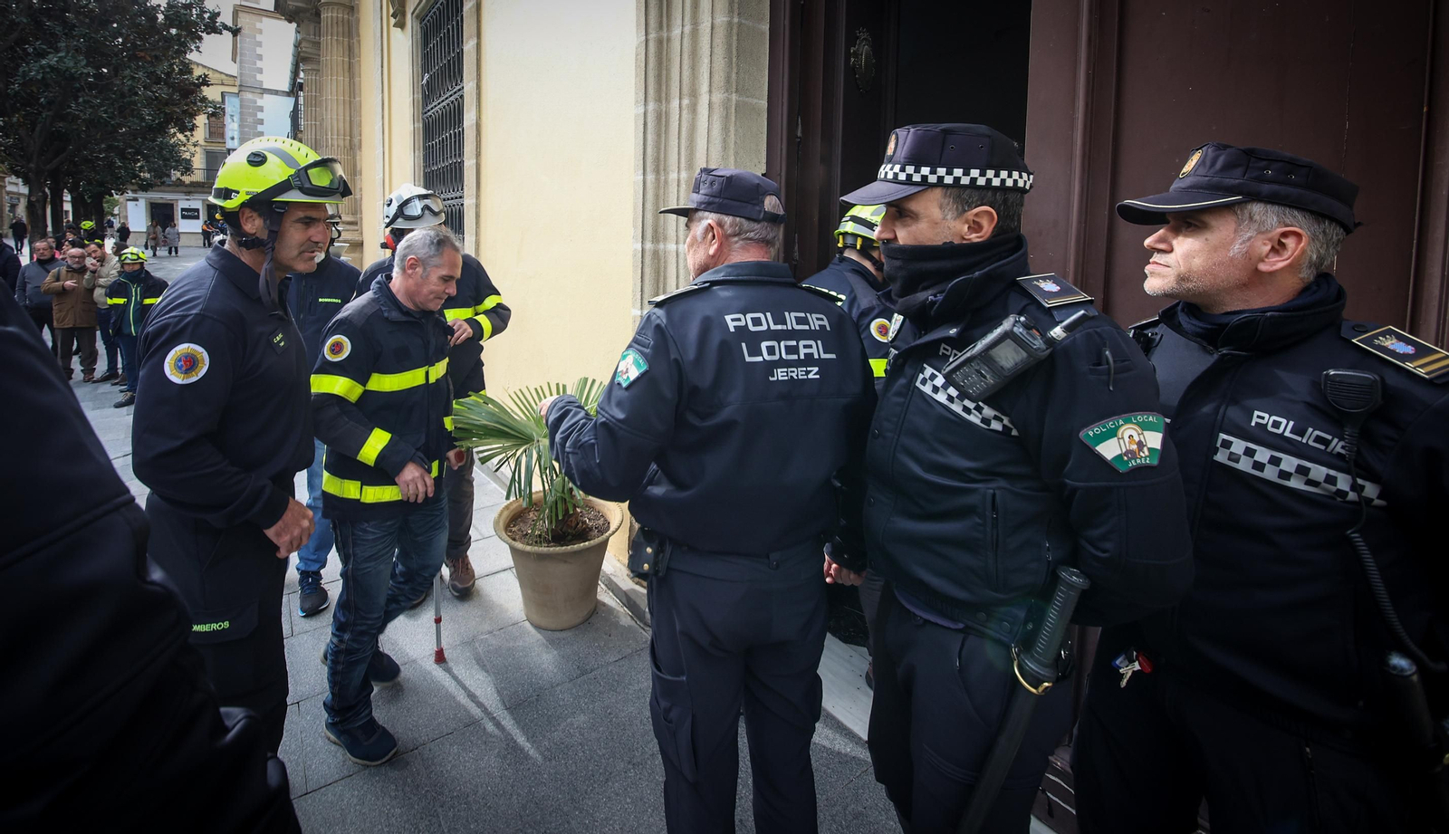 Los bomberos de Jerez marchan hasta el Ayuntamiento