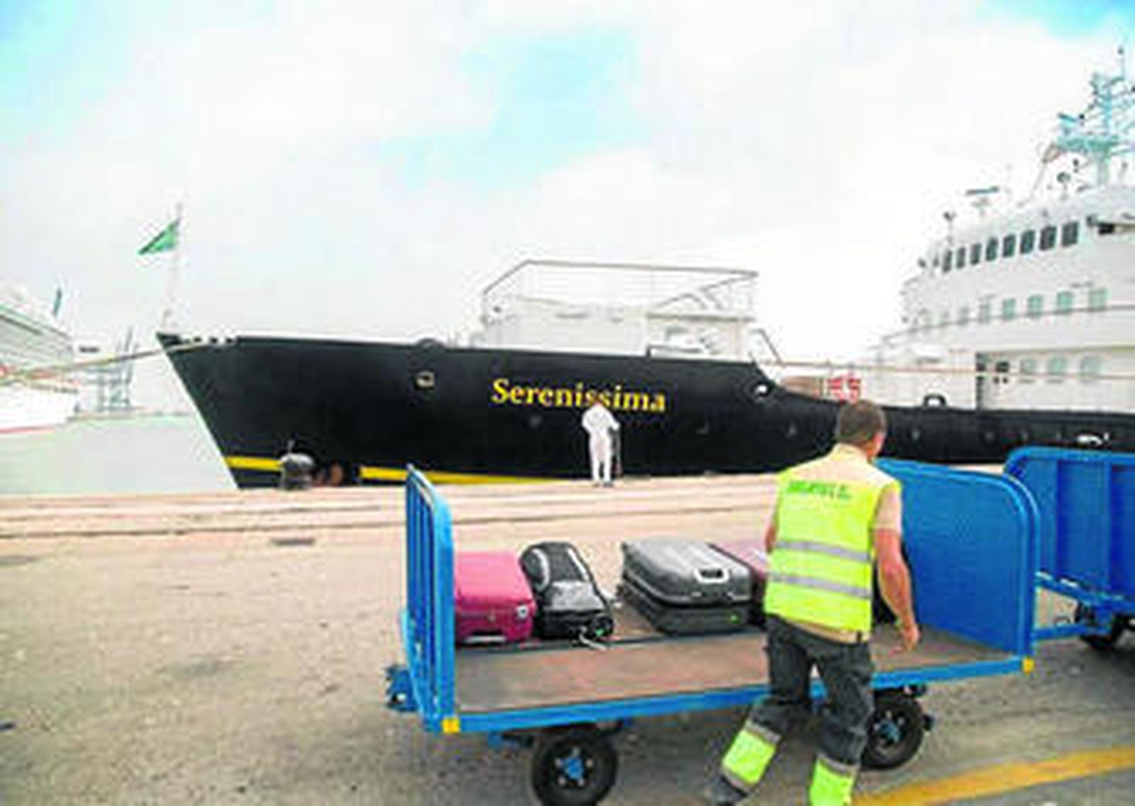 Maletas preparadas para subirlas abordo del buque.
