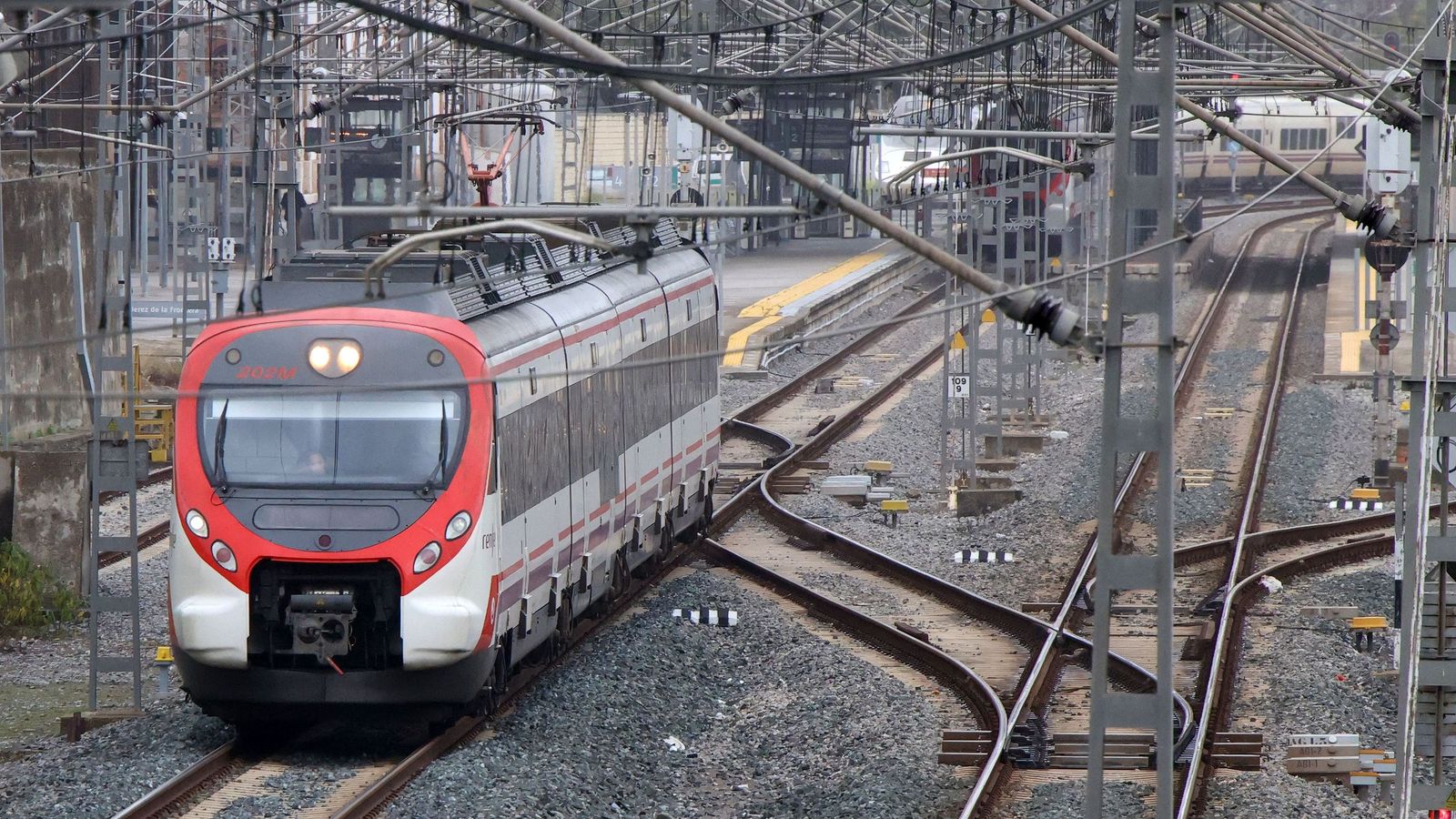 Un tren de Cercanías saliendo de la estación de Jerez.