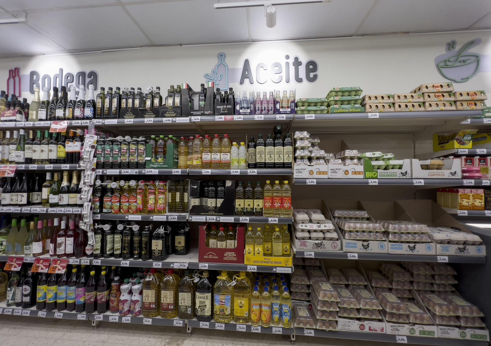Sección de aceites en un supermercado Sección de aceites en un supermercado