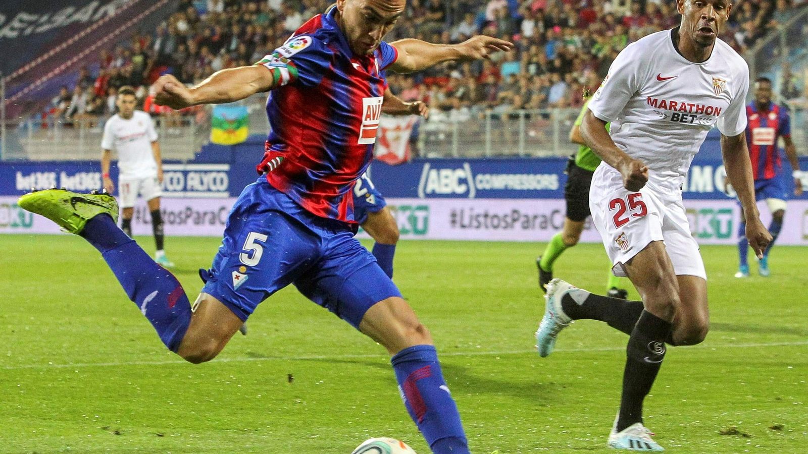 Escalante intenta un centro ante Fernando