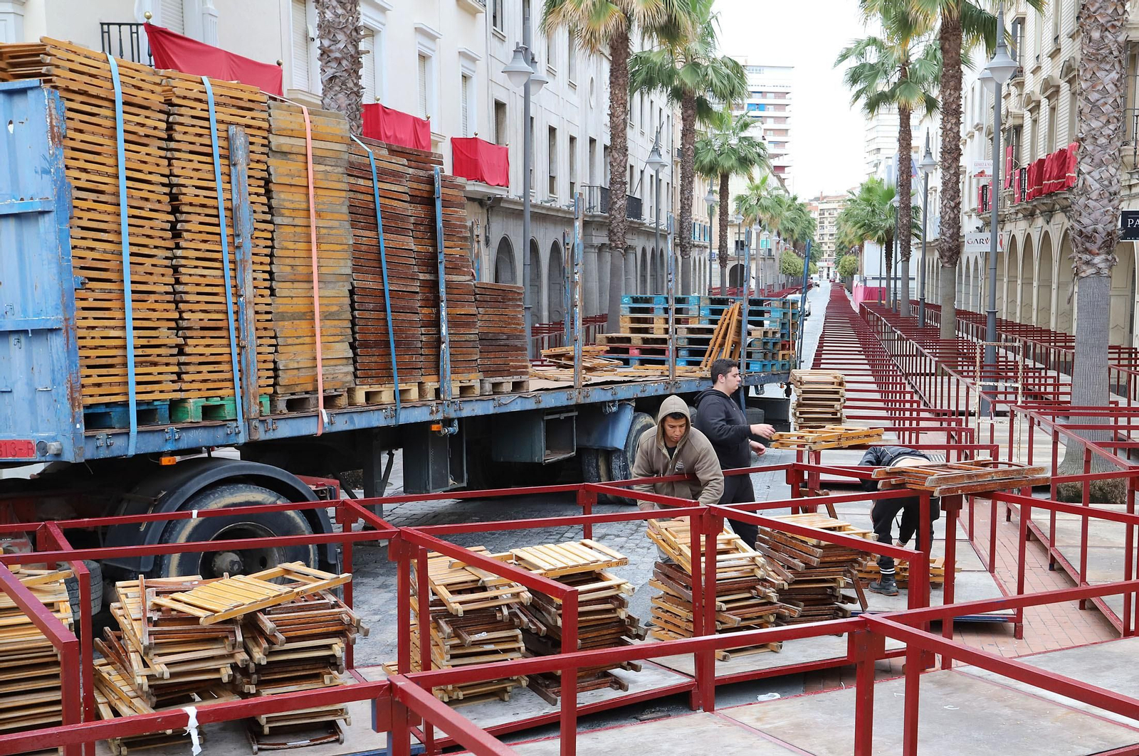 Operarios en el montaje de los palcos de la Carrera Oficial en la Gran Vía.