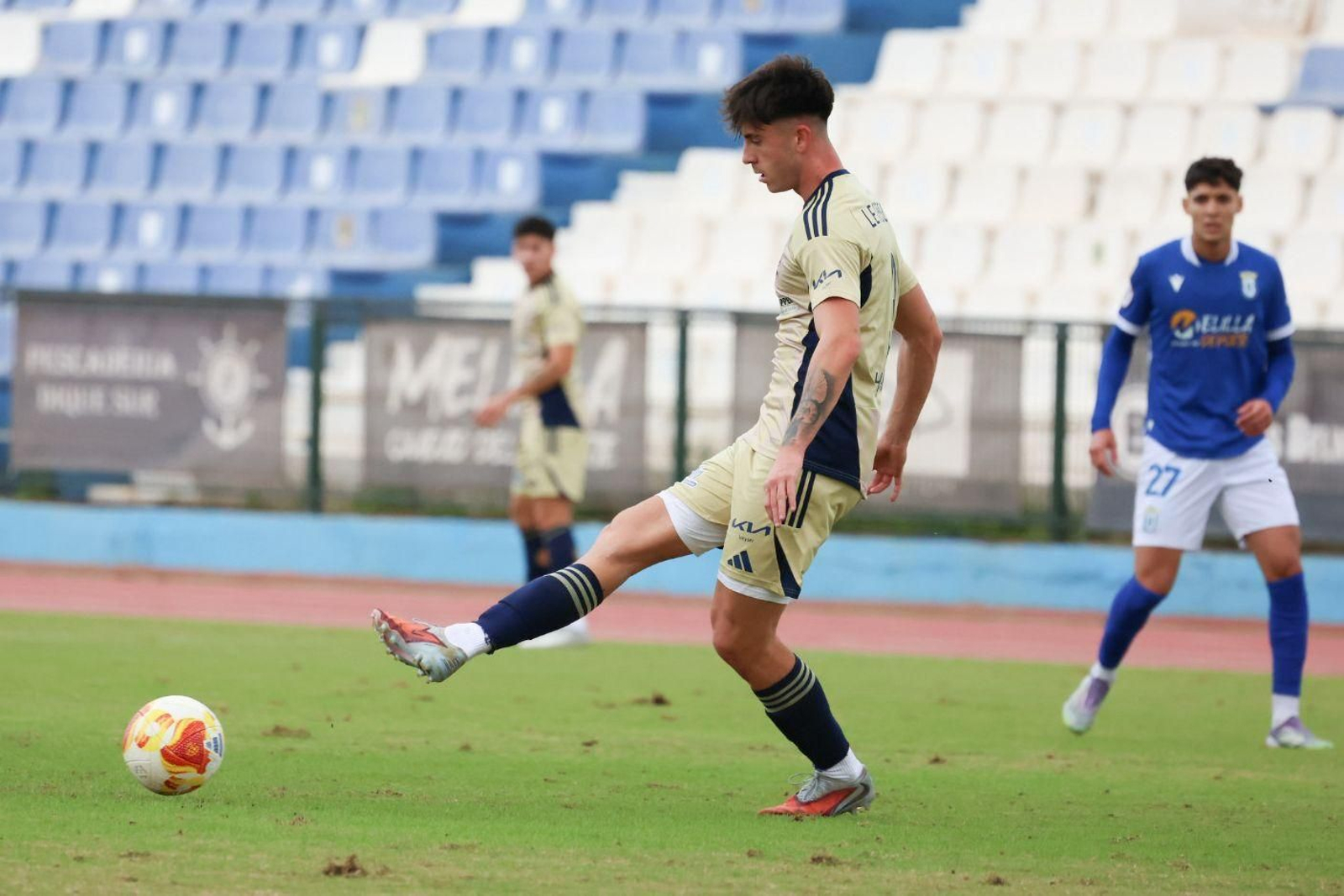 Leo Mascaró pone un balón durante el partido en Melilla.