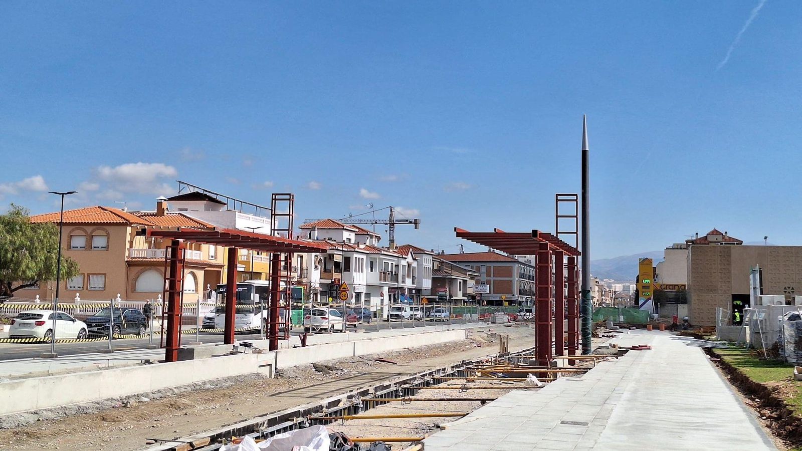 Trabajos de instalación de postes de catenaria en la Prolongación Sur del Metro de Granada, a la altura de Churriana de la Vega.