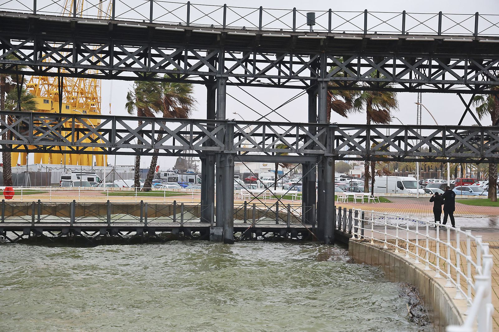 Muelle de carga de la Riotinto con marea alta en la borrasca Leonardo (25)