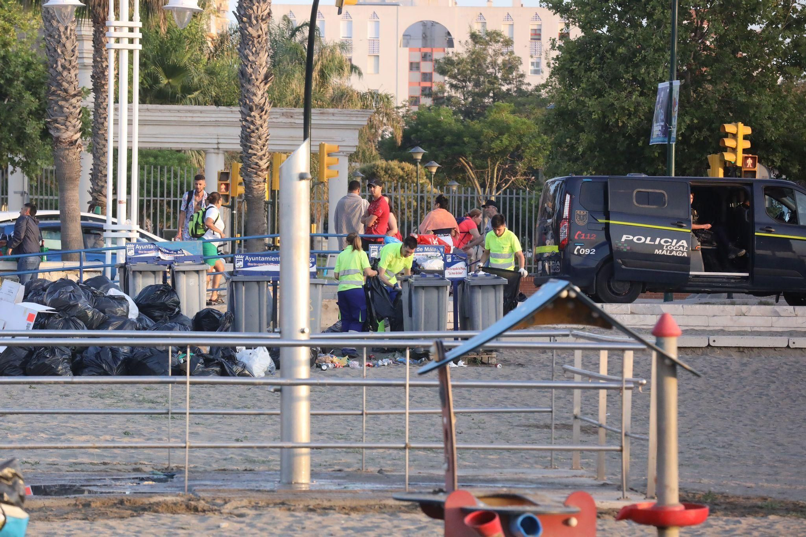 La 'resaca' de la Noche de San Juan en la playa de Huelin en Málaga La 'resaca' de la Noche de San Juan en la playa de Huelin en Málaga