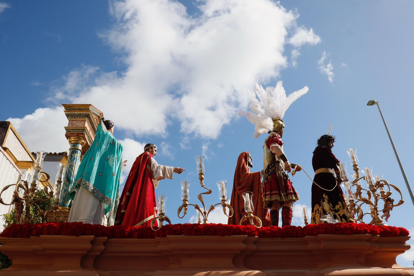 Imágenes de la salida del Amor en la Semana Santa de Chiclana 2025