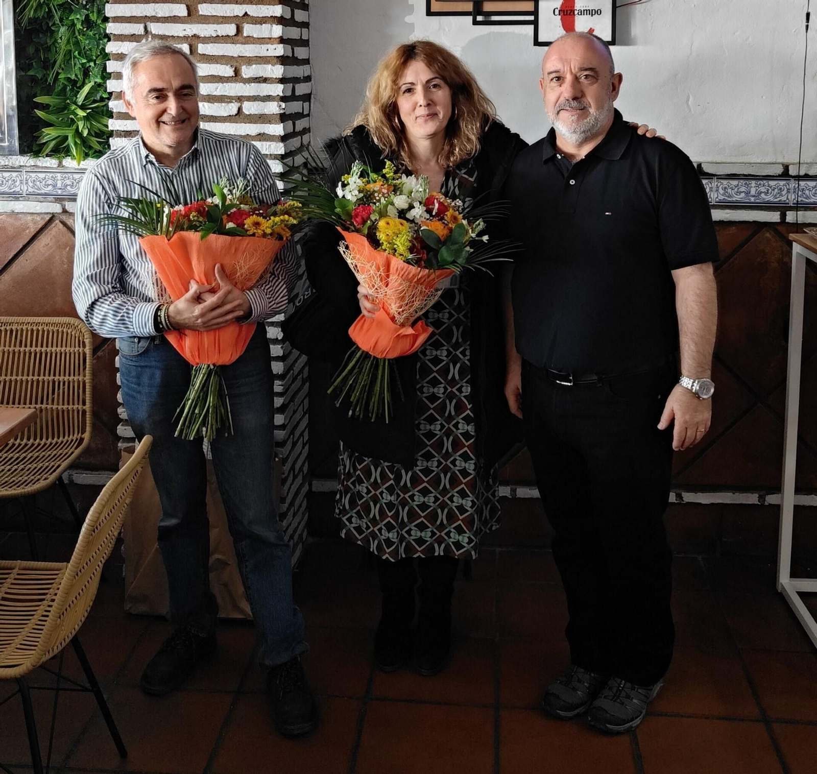 Los homenajeados, Manuel Arcila y Loli Pérez Fabra, con Cándido Martín durante la comida.