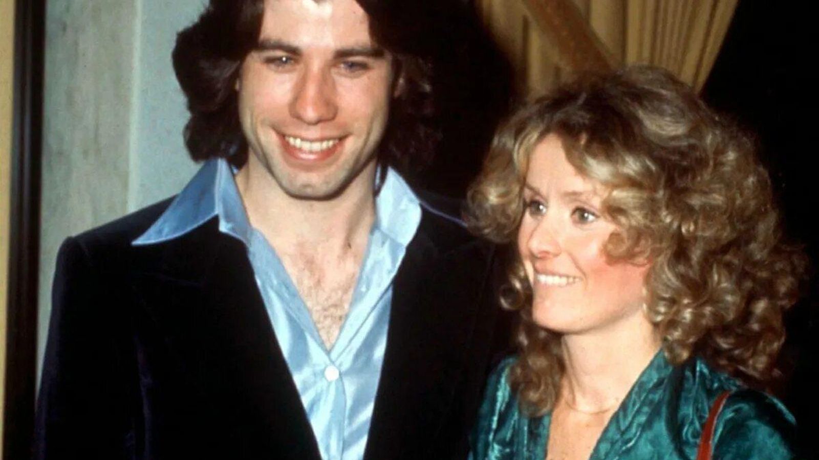 John Travolta y Diana Hyland en una premiere