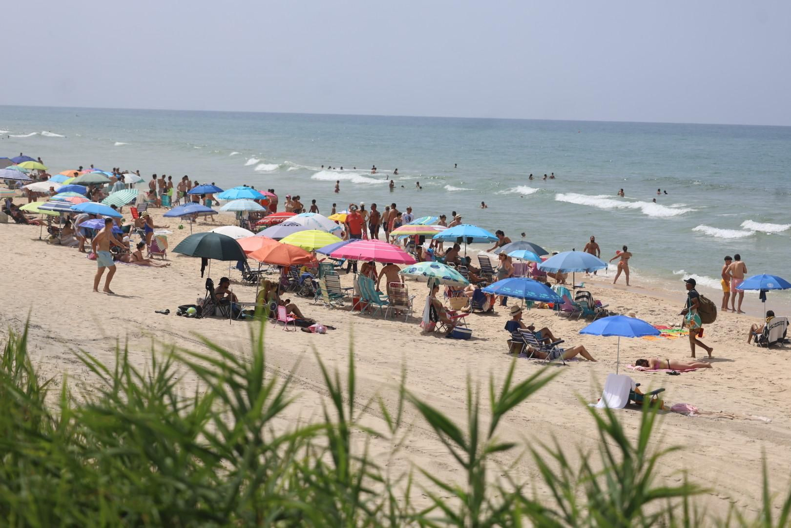 Imágenes del ambiente en las playas de Huelva