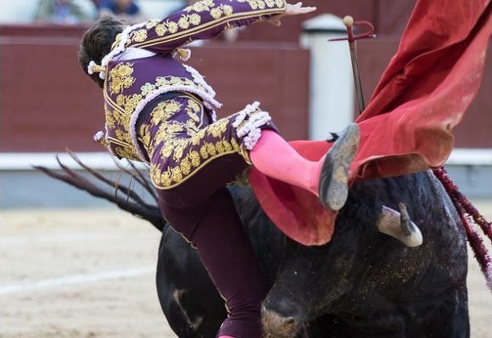 Rafael Serna sufre una cogida muy grave en su debut en Madrid