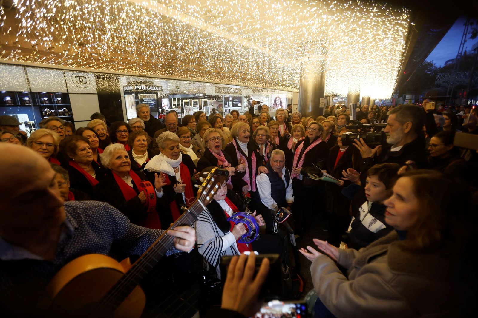 Los mayores de Córdoba cantan a la Navidad en un 'Coro de Coros'