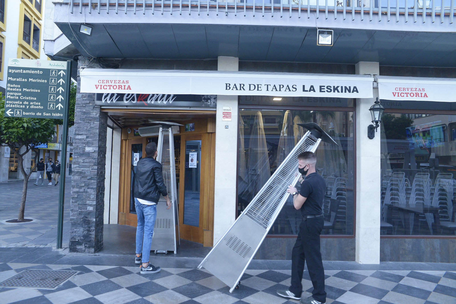 Fotos del cierre de comercios y bares en las calles por el Covid