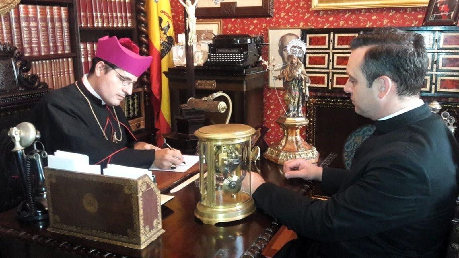 Ceacero, a la derecha, junto al falso obispo de la fundación.