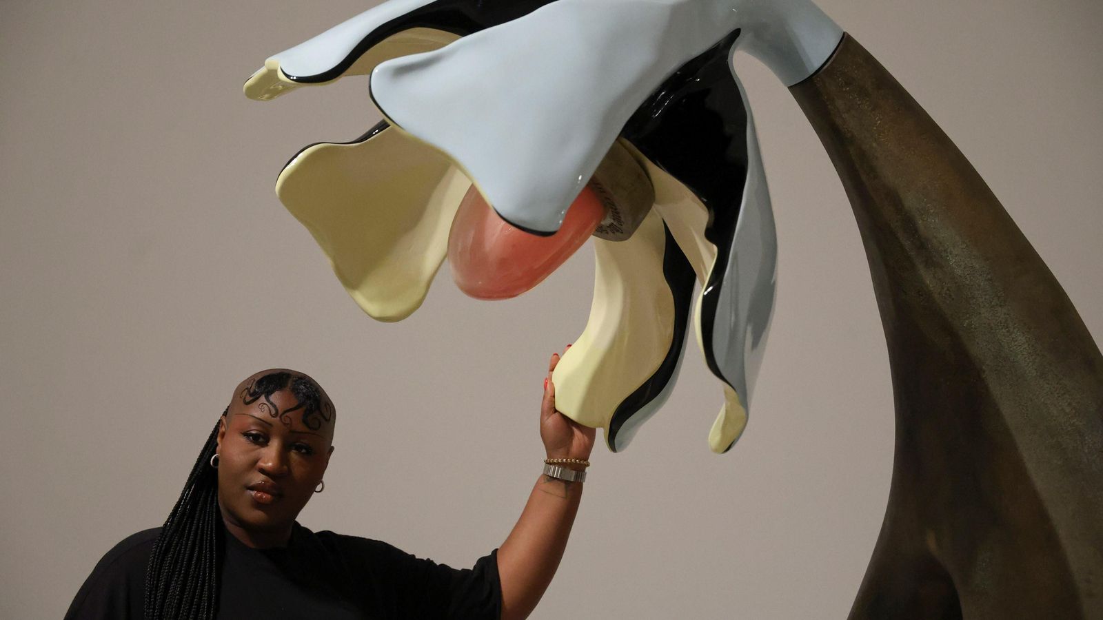 Theresa Chromati, junto a parte de su obra. Theresa Chromati, junto a parte de su obra.