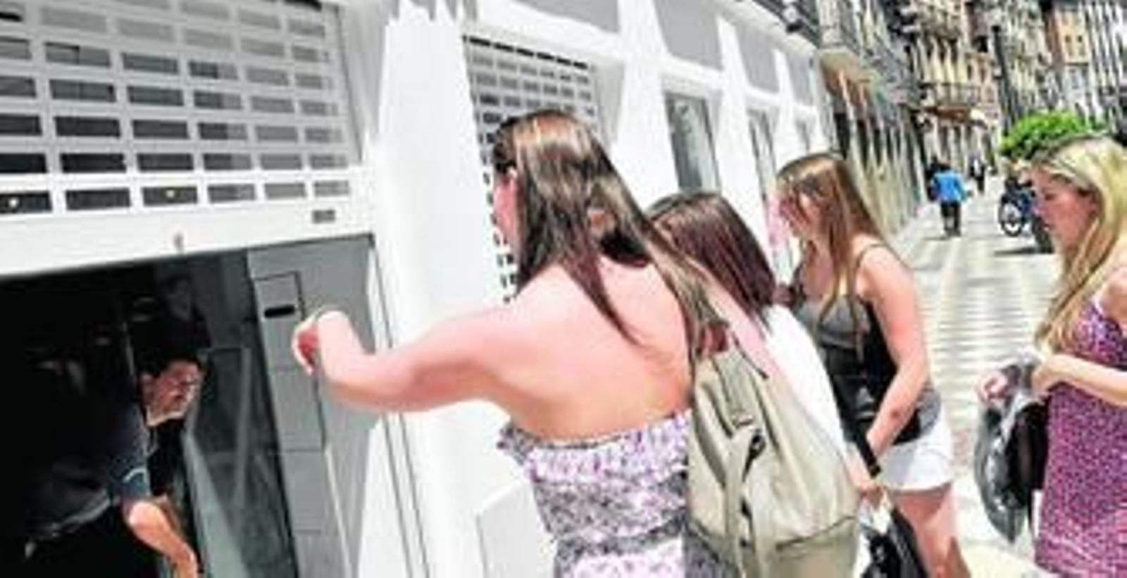 Un grupo de jóvenes preguntaba ayer a las puertas del establecimiento por la fecha de apertura.