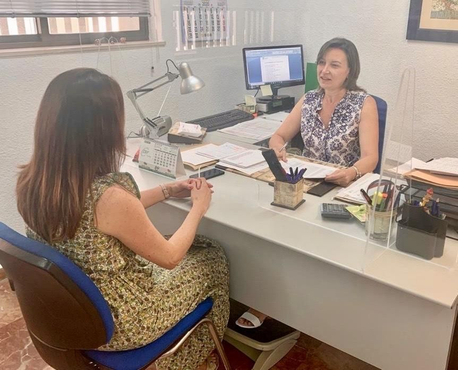 Una ciudadana recibe información en un departamento de la Concejalía de la Vivienda.