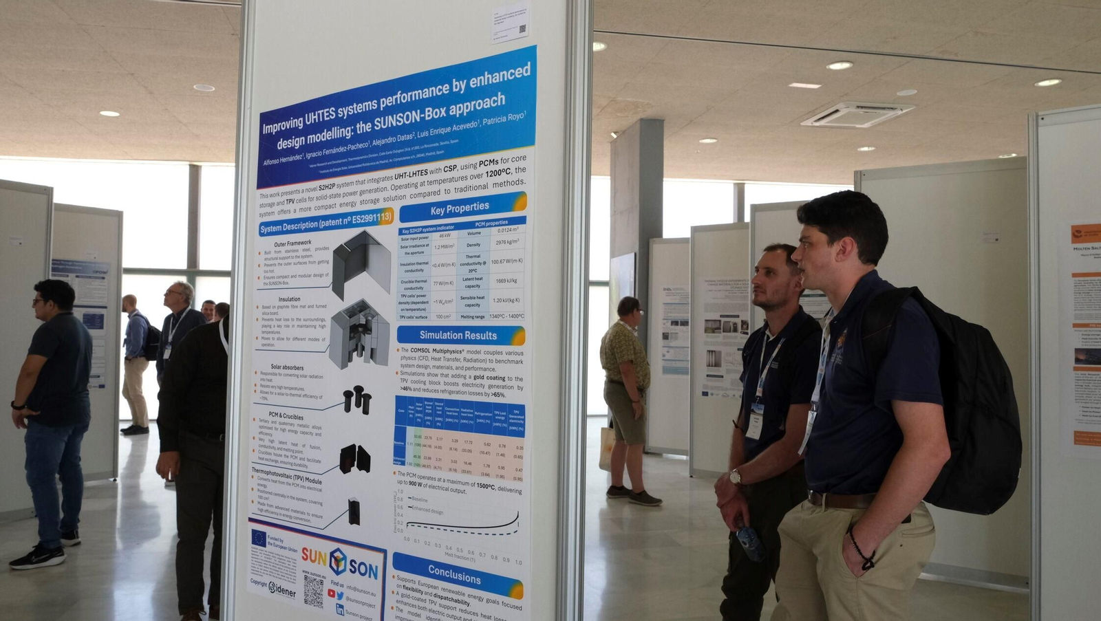 Asistentes observan los diferentes paneles informativos de SolarPACES.