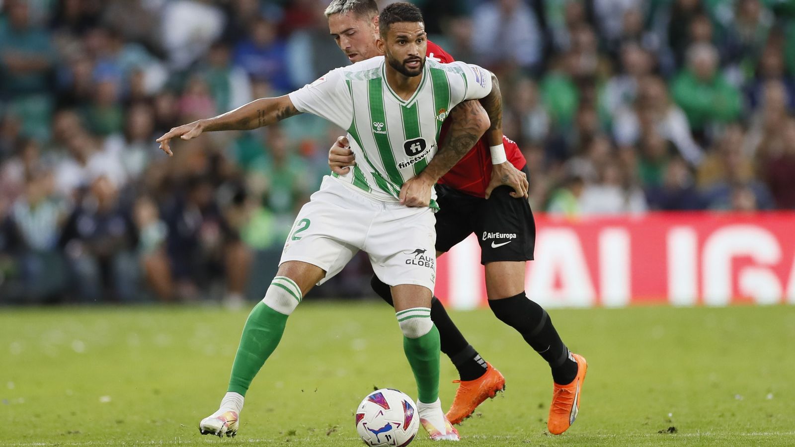 Willian José protege el balón ante Raíllo en un lance del partido.