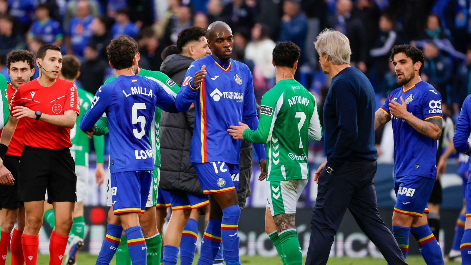 Manuel pellegrini saluda a los futbolistas al final del encuentro.