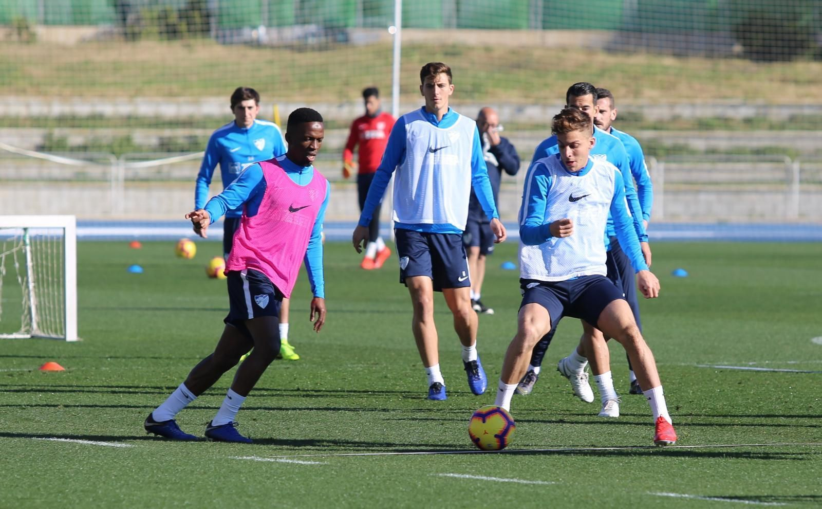 Alejo y Koné disputan un balón ante Pau Torres y Luis Hernández.