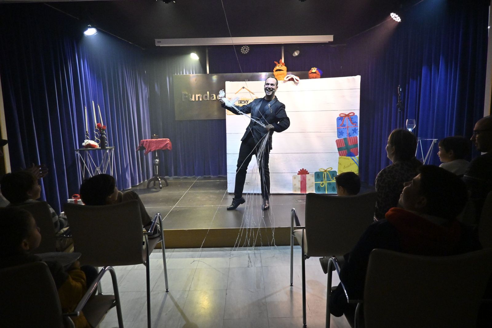 Las fotografías el taller que ofrece la Fundación Cajasol más espectáculo variado con Triky Trake