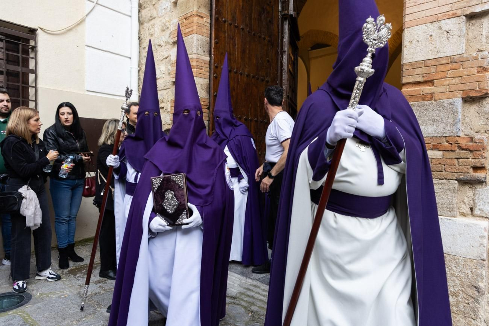 Las cofradías de la Vera Cruz, Expiración y Gran Poder lucen sus cortejos en la calle