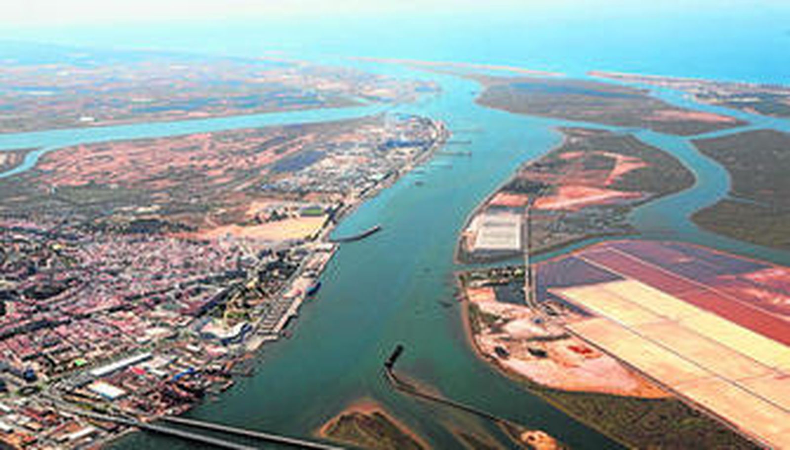Vista aérea de la ría de Huelva, con el océano al fondo.