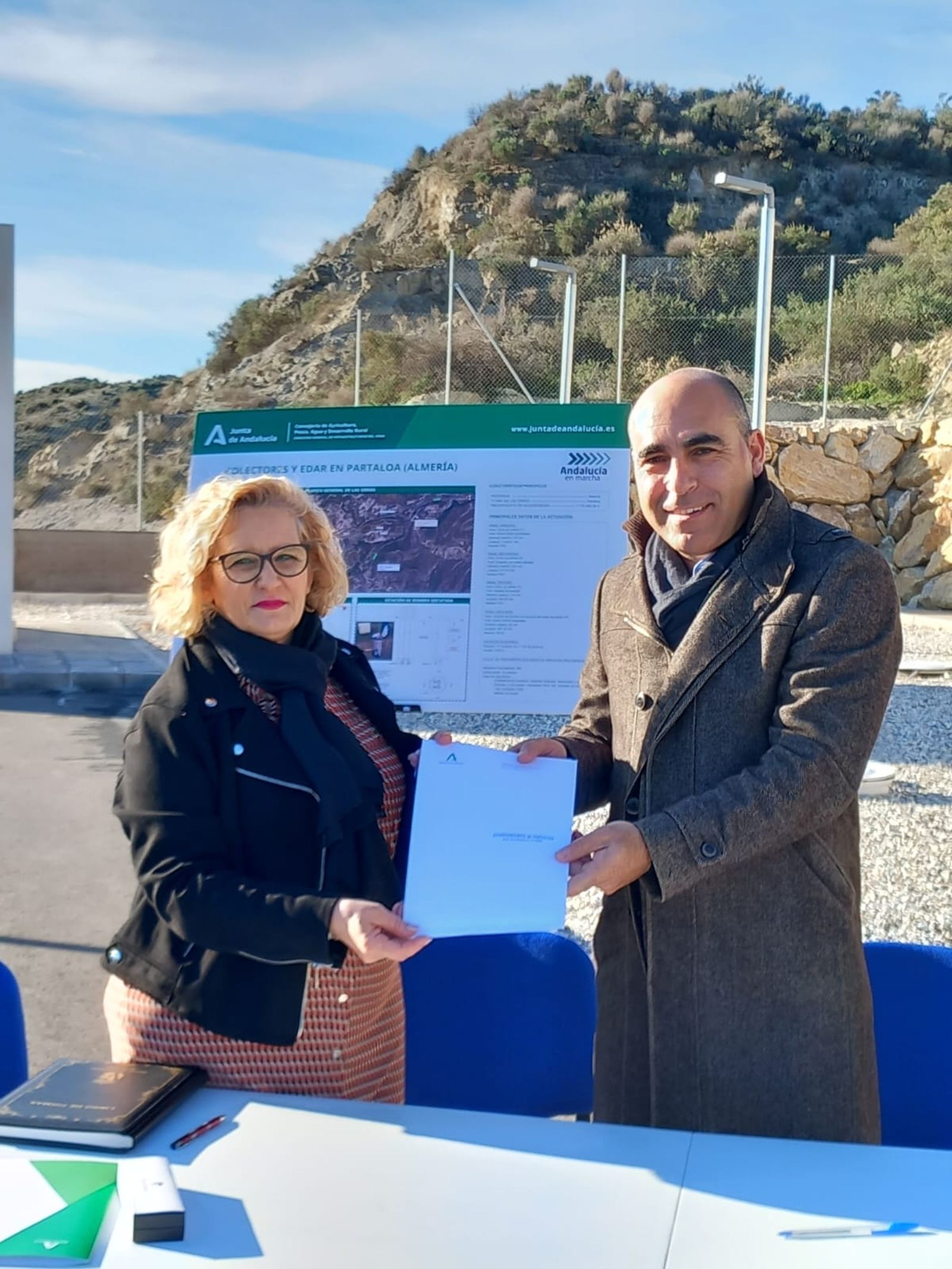 Entrega del proyecto a la alcaldesa de Partaloa.