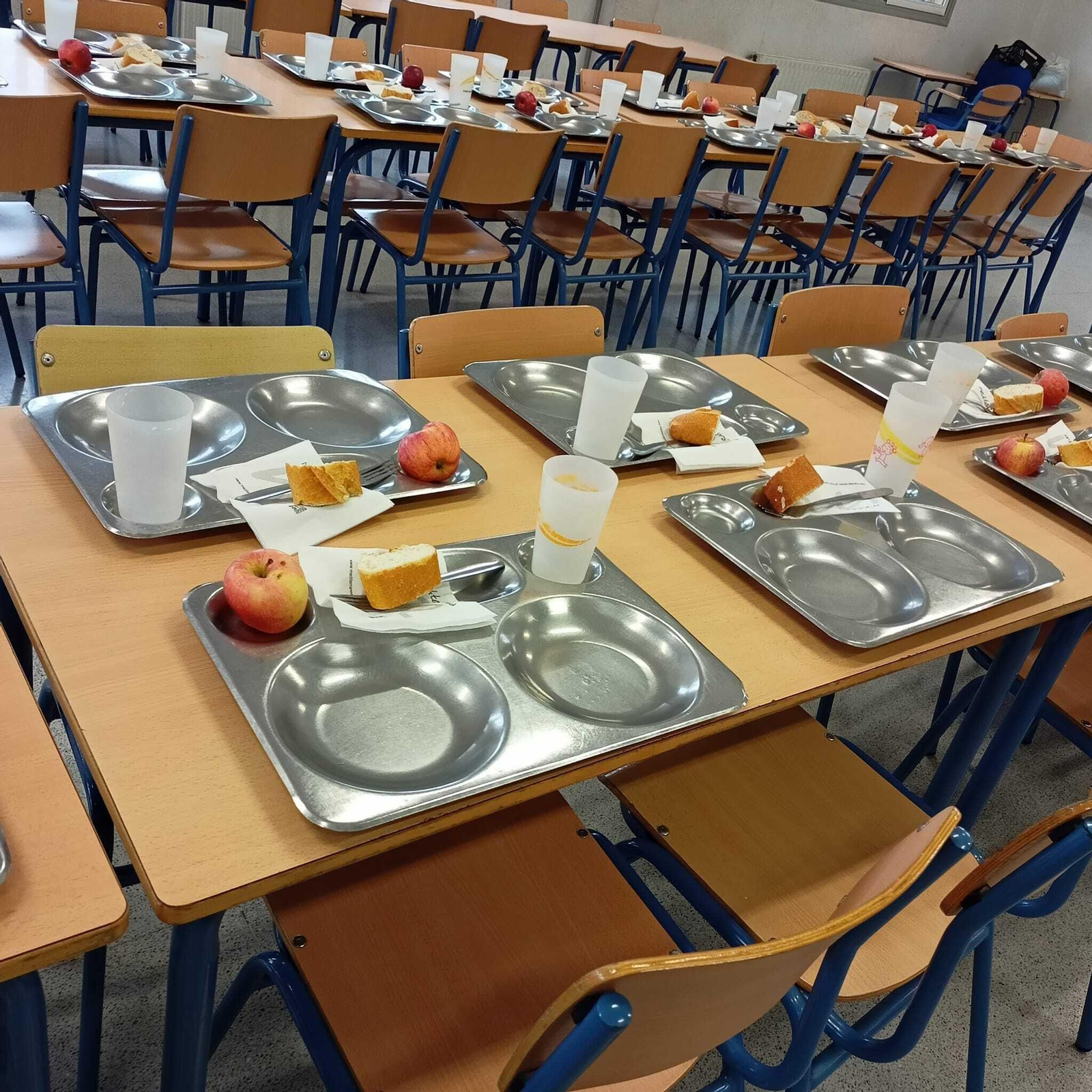 Comedor escolar del CEIP Ginés Morata de la capital. En las bandejas se puede observar una pieza de fruta que, según el AMPA, los niños no se comen entera, sino que los monitores las pelan y las parten correspondiéndole a cada niño un par de trozos únicamente.